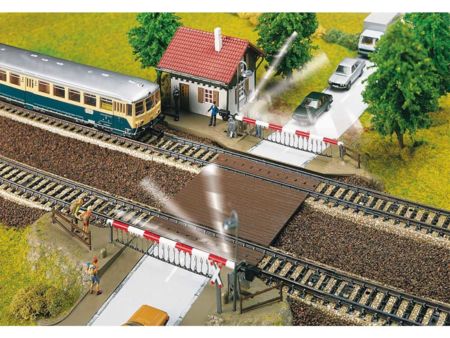 Faller HO Bahnübergang mit Schrankenwärterhaus