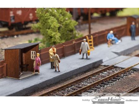 Wartehaus mit Bahnsteigsperre