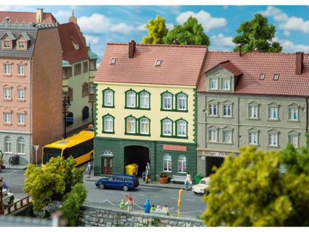 Faller HO Stadthaus mit Modellbaugeschäft