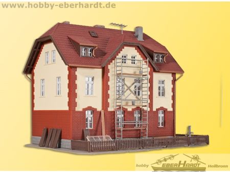 Kibri H0 Eisenbahner-Wohnhaus mit Baugerüst undNebengebäude