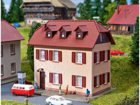 Faller  Spur N Zweistöckiges Wohnhaus mit Fensterläden